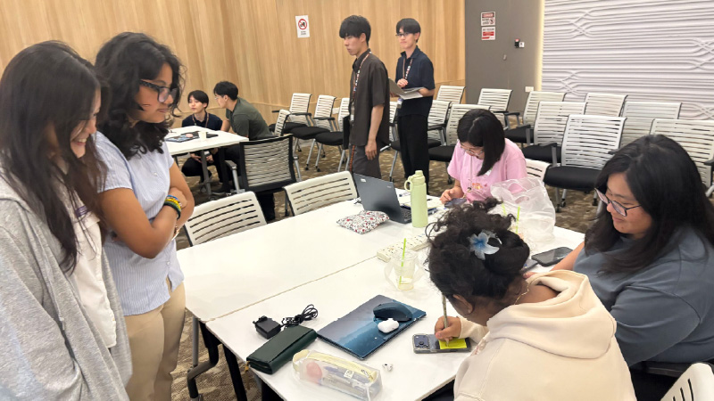 グループごとに議論する様子