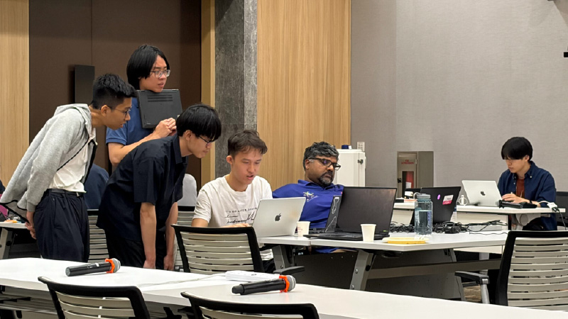 発表前のTeam-QuBotの最終調整の様子