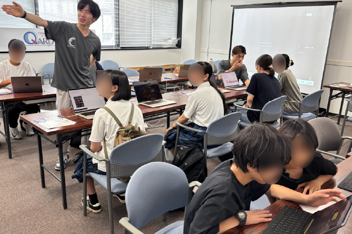 小学生も夢中で体験する様子